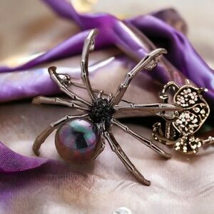 Gothic Metal Spider Brooch Pin for Stylish Backpacks, Jackets, Hats, Scarves etc